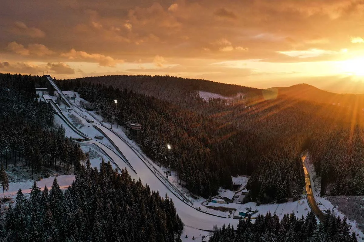 Verschneite Sportanlage am Kanzlersgrund, umgeben vom Oberhofer Wald